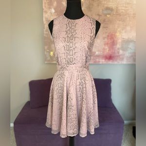 French Connection light‎ weight Snakeskin Print Dress Pint and Gray Size 4